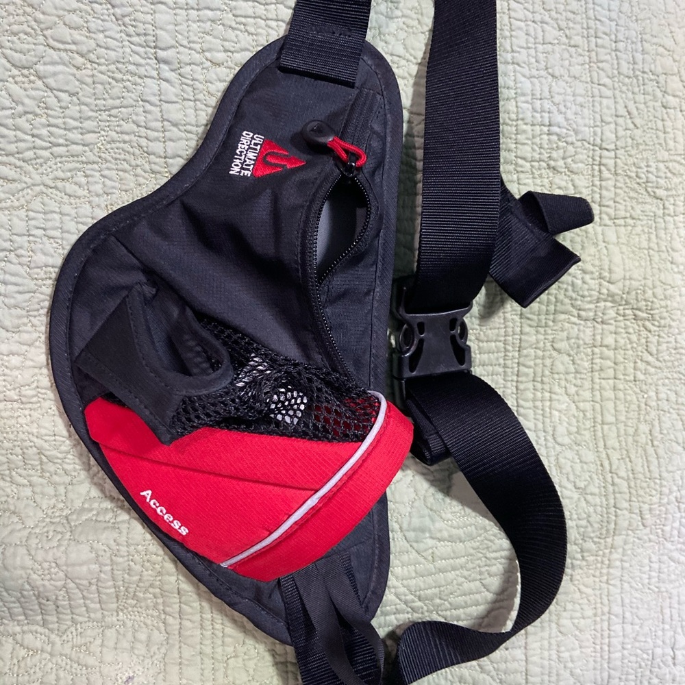 Ultimate direction access wrist pack